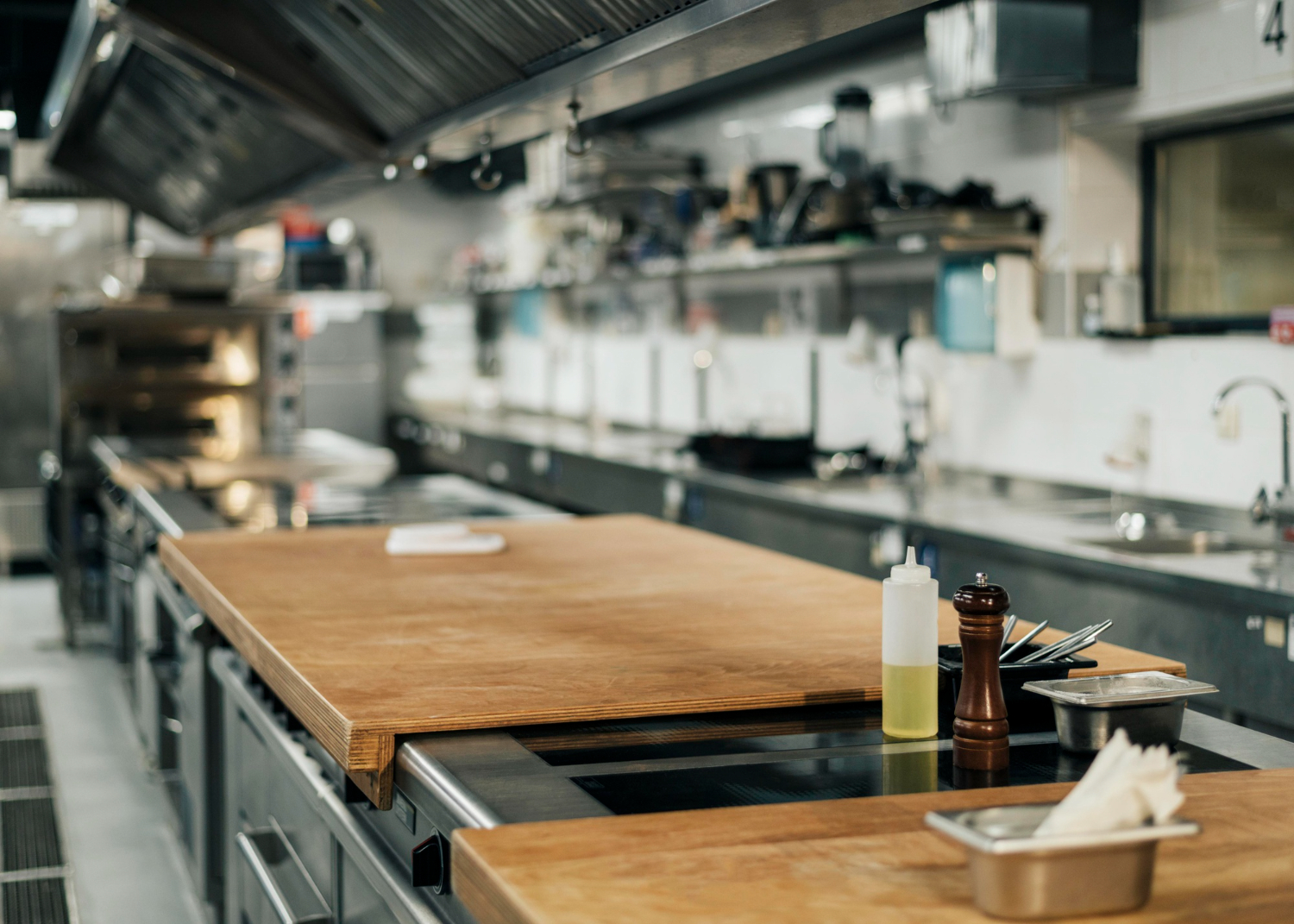 Jak dbać o sprzęt w restauracji? Kluczowe wskazówki dotyczące serwisu urządzeń gastronomicznych
